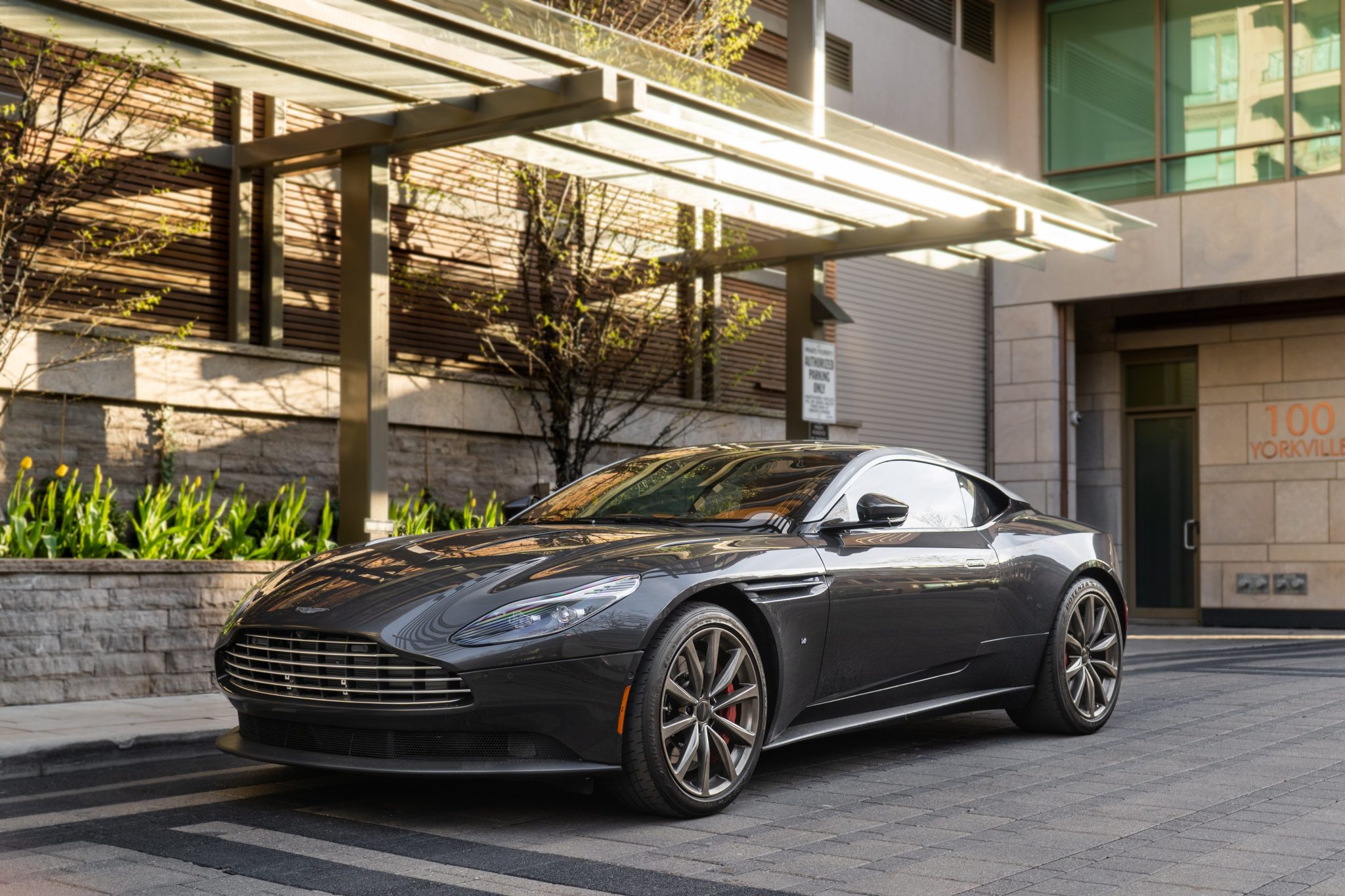 Aston Martin one 77 красный